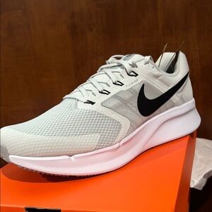 Nike Run Swift 3 Wide in Black and White